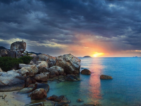 Hòn Chồng Nha Trang - hòn đảo thơ mộng lâu đời của thành phố biển xinh đẹp