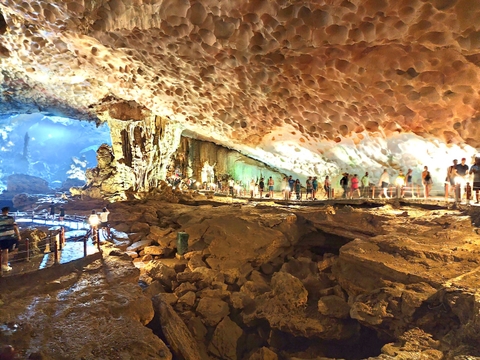 Tour Hạ Long 1 Ngày: Sửng Sốt - Titop - Hang Luồn (Tàu 5 Sao,Buffet Trưa)