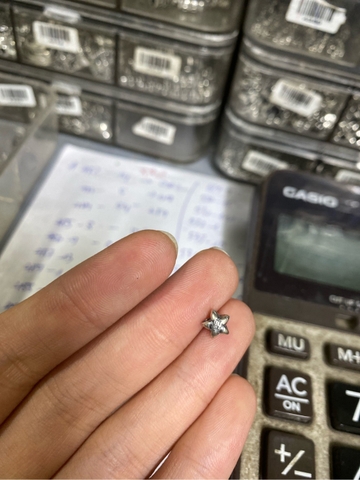 Charm sao xuyên ngang chữ Trung A487
