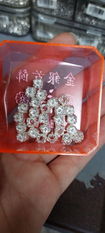 Charm chặn hoa mai size 2 bjac trắng A508