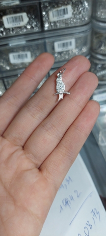Charm con chim đính đá đứng trên cành T137
