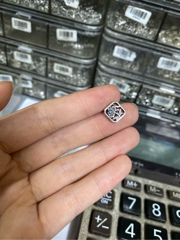 Charm khung vuông sen xuyên ngang A422