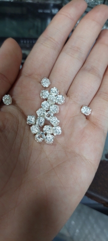 Charm chặn hoa mai 4 mặt size bé A509