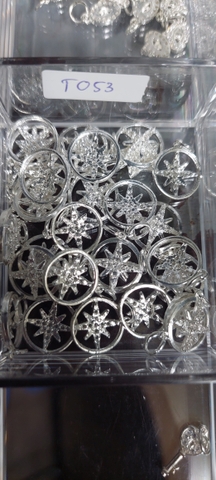 Charm tròn bông tuyết đính đá treo T053