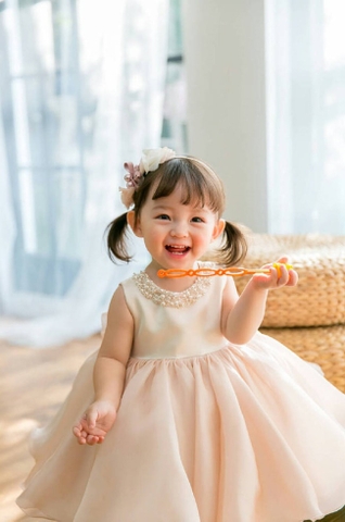 Bé gái 3 tuổi xinh xắn đốn tim hàng trăm nghìn cư dân mạng