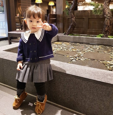 Bé gái 3 tuổi xinh xắn đốn tim hàng trăm nghìn cư dân mạng