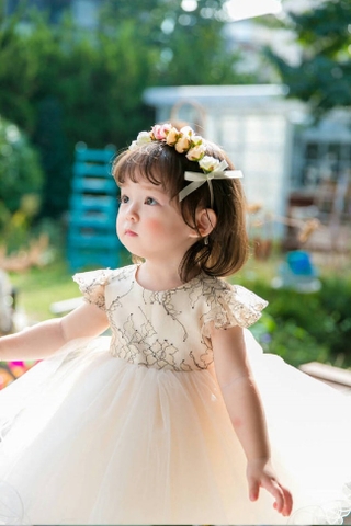 Bé gái 3 tuổi xinh xắn đốn tim hàng trăm nghìn cư dân mạng