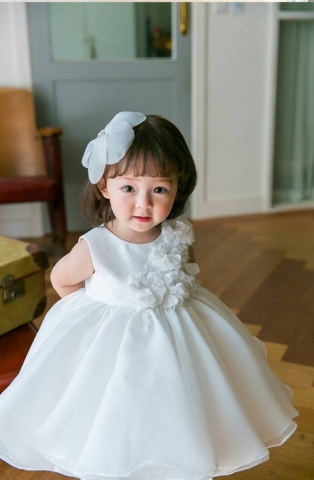 Bé gái 3 tuổi xinh xắn đốn tim hàng trăm nghìn cư dân mạng