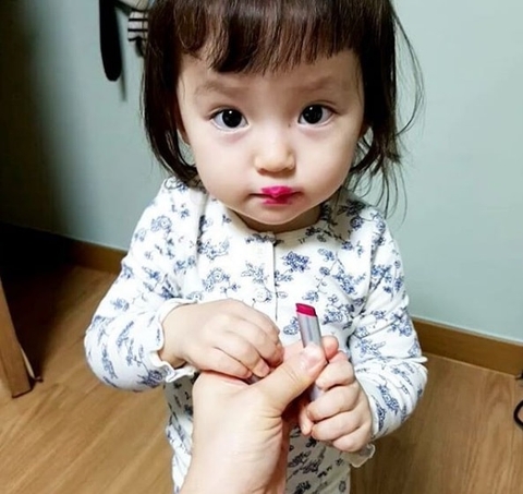 Bé gái 3 tuổi xinh xắn đốn tim hàng trăm nghìn cư dân mạng