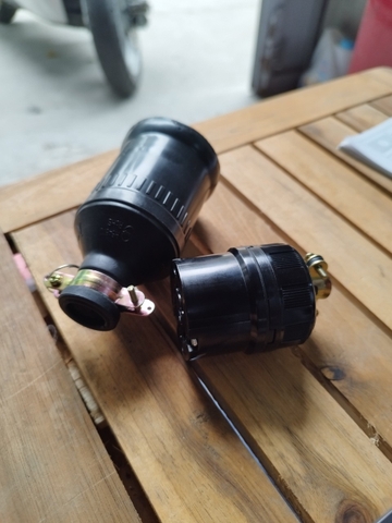 Ổ cắm điện 3 chấu khóa (Locking có mũ chụp) JY-8320RB