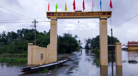 (PLO)- Mưa lớn, nước lũ trên các sông dâng cao khiến nhiều nơi ở Thừa Thiên Huế vẫn đang ngập trong nước, người dân đi lại bằng thuyền.