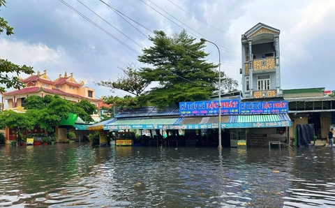 Mưa lớn, nhiều người 'hoảng hồn' khi đường ngập hơn bánh xe ở TP.HCM