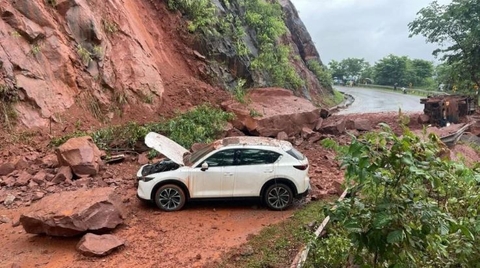 Đất đá sạt lở trúng 2 ô tô ở Sơn La