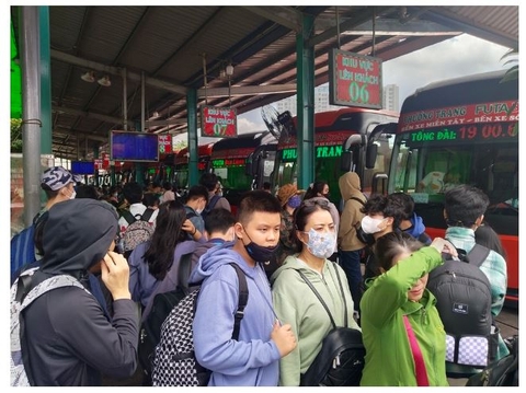 Lễ 2/9: Nhiều người vất vả đội mưa xuyên đêm về quê