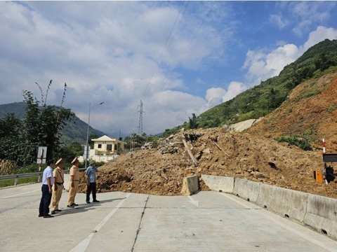 Sạt lở 20.000m3 đất đá, tuyến đường chính lên Sa Pa tắc nghẽn