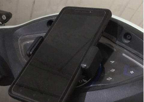 Kệ, giá đỡ điện thoại dán đồng hồ xe máy xoay dc