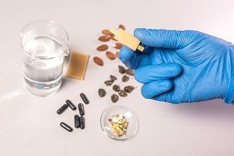 Các nhà khoa học chế tạo pin sạc “ăn được”