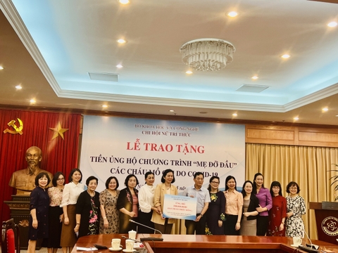 Bộ Khoa học và Công nghệ trao tặng 200 triệu đồng ủng hộ  Chương trình “Mẹ đỡ đầu” các cháu mồ côi do Covid - 19