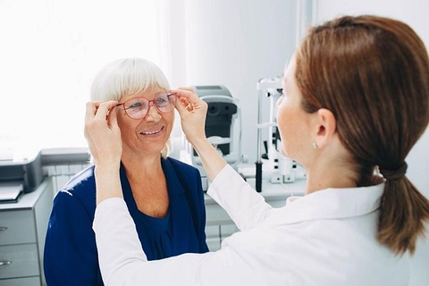 Tế bào liên quan đến nguyên nhân chính gây mù lòa ở người già