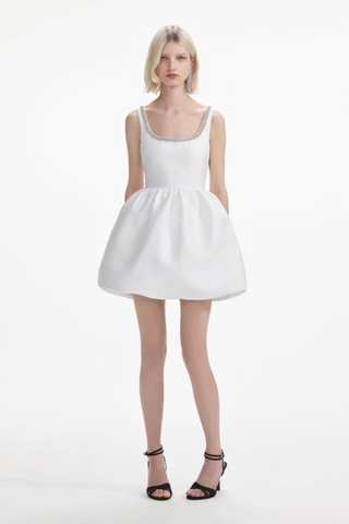 Váy satin trắng Self- Portrait dáng mini bồng viền ngực đá