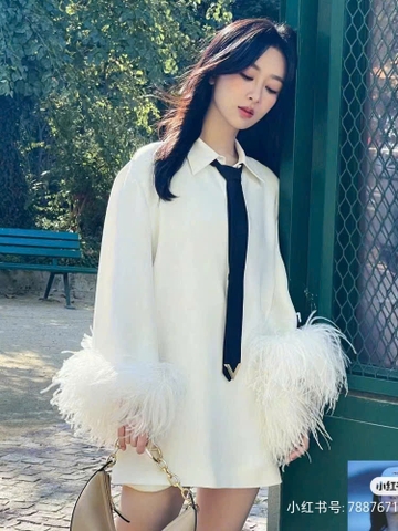Váy sơ mi Valentino lụa trắng tay lông vũ