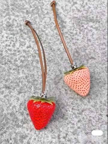 Charm Tory Burch hình Strawberry