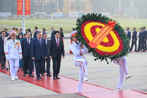Đại biểu dự Đại hội Đảng lần thứ XIV vào Lăng viếng Chủ tịch Hồ Chí Minh