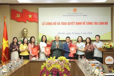 Ủy ban Pháp luật và Tư pháp trao quyết định về công tác cán bộ