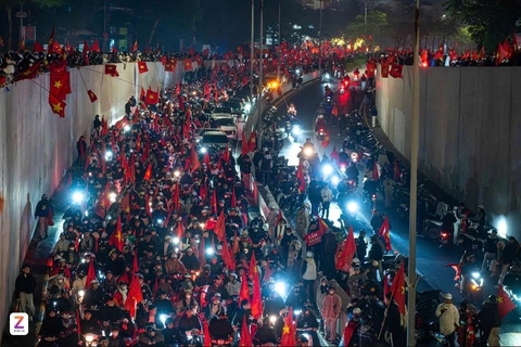 Biển người 'đi bão' xuyên đêm, mặc kệ mưa rét ở Hà Nội