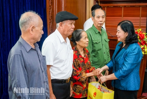 Chủ tịch Ủy ban Trung ương MTTQ Việt Nam Bùi Thị Minh Hoài thăm, tặng quà gia đình chính sách, người lao động khó khăn tại Ninh Bình