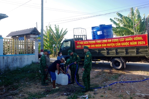 Những chuyến xe nghĩa tình nơi vùng hạn hán, xâm nhập mặn