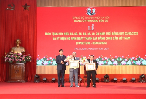 Đảng bộ phường Yên Sở trao Huy hiệu Đảng đợt 3-2