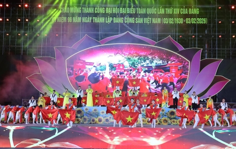 Rực rỡ chương trình “Tự hào tiến bước dưới cờ Đảng quang vinh”