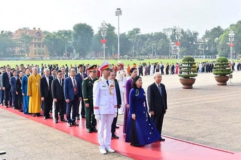 Đoàn đại biểu tham dự Đại hội đại biểu toàn quốc MTTQ Việt Nam lần thứ XI vào Lăng viếng Chủ tịch Hồ Chí Minh
