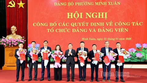 Phường Minh Xuân công bố và trao các quyết định về công tác tổ chức đảng và đảng viên