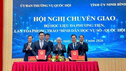 Quốc hội chuyển giao bộ học liệu đa phương tiện tại Ninh Bình
