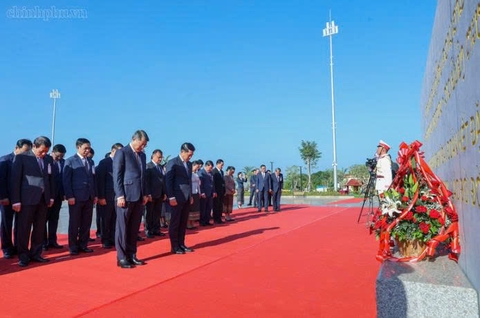 Hai Thủ tướng Việt Nam, Lào dâng hoa tưởng niệm Chủ tịch Hồ Chí Minh, Chủ tịch Kaysone Phomvihane, Chủ tịch Souphanouvong