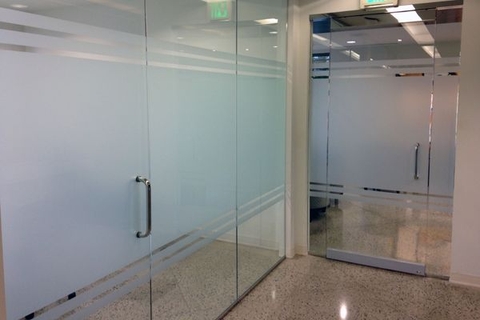 Lợi ích và ứng dụng của decal dán kính mờ trong cuộc sống