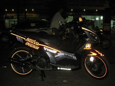 Những mẫu decal dán xe máy độc đáo nhất hiện nay