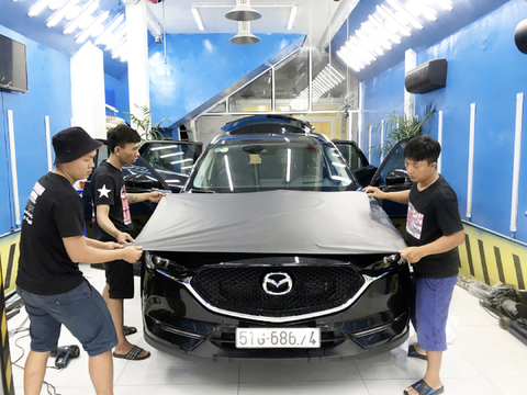 Có nên dán decal cho ô tô tại nhà không?