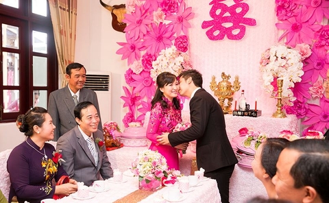 Cách trang trí phòng khách ngày cưới đẹp mắt và tiết kiệm chi phí