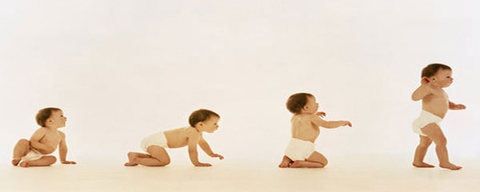 Nhật ký chăm con: Bé 1 tuổi biết làm gì?