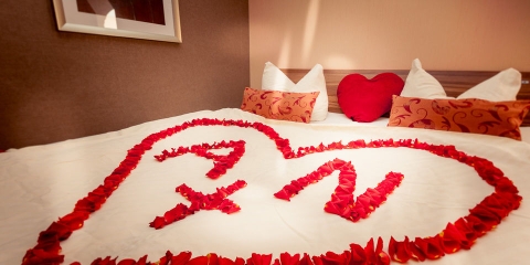 Chỉ cách trang trí phòng cưới bằng hoa hồng đơn giản siêu lãng mạn