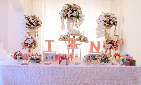 Gợi ý cách trang trí bàn tiệc cưới đơn giản và đẹp mắt