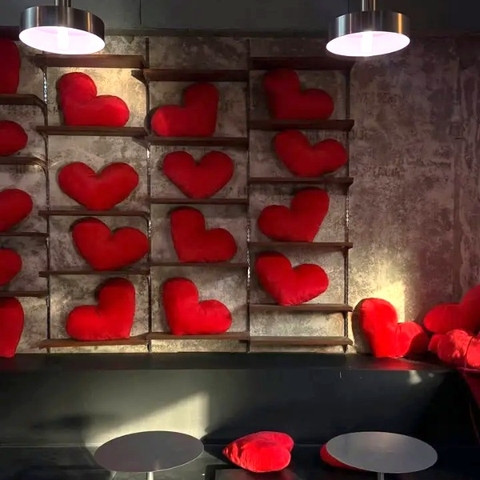 TRÁI TIM NHUNG BÔNG ĐỎ