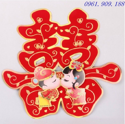 Chữ hỷ dán cô dâu chú rể hôn nhau