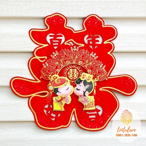 Chữ hỷ dán cô dâu chú rể hôn nhau bờm hoa
