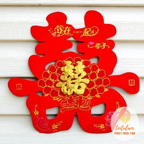 Chữ hỷ dán nền hoa hồng