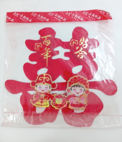 Chữ hỷ cô dâu chú rể cầm hoa cát lợi