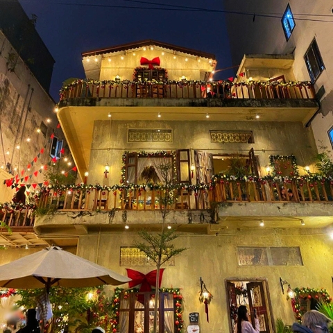 TRANG TRÍ  CẦU THANG GIÁNG SINH QUÁ CAFE